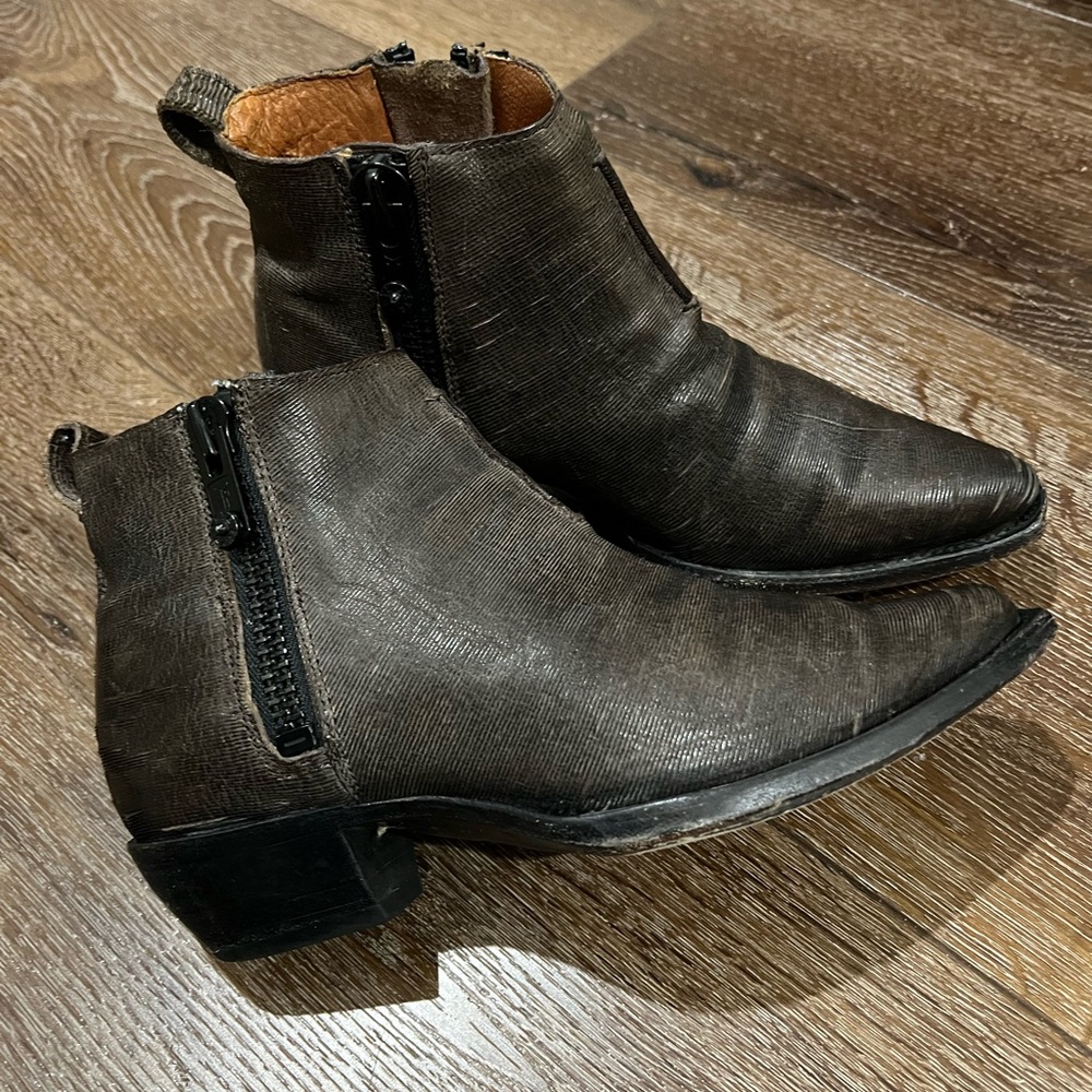 Frye sacha moto qeatr Boots with double Zipper dark brown size 6.5 black